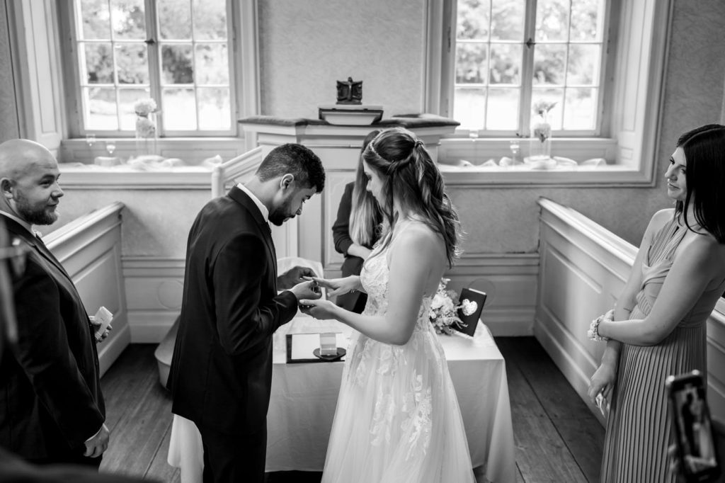 florian holl - hochzeitsfotograf Hochzeitsfotograf fotograf heiraten brautpaar kassel baunatal schloss Wilhemsthal calden 0033